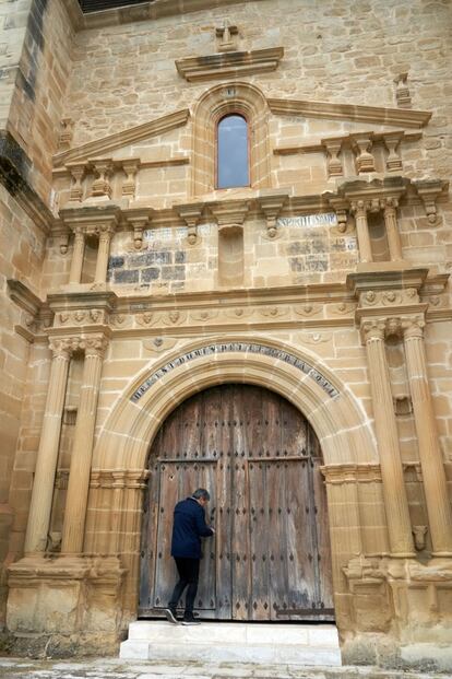 Jesús Castro, alcalde pedáneo de Quintanilla de la Ribera (Álava), accede a la iglesia del pueblo.