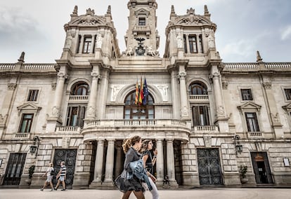 Viandantes ante la fachada del Ayuntamiento de Valencia, en abril de 2022.