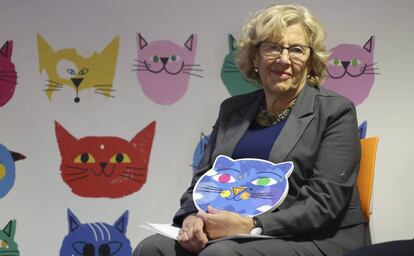 La alcaldesa de Madrid Manuela Carmena presentando 'Yo soy Zeta', libro que el Ayuntamiento regalará a cada bebé que nazca en la capital.