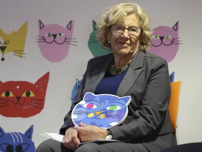 La alcaldesa de Madrid Manuela Carmena presentando 'Yo soy Zeta', libro que el Ayuntamiento regalará a cada bebé que nazca en la capital.