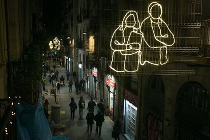 Un mes just abans de la Nit de Nadal, Barcelona ja ha il·luminat els seus carrers. A la foto, el de Joaquim Costa, al Raval.