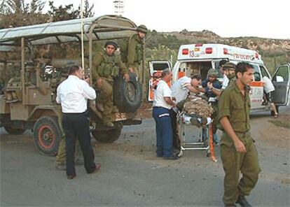 Un soldado israelí herido, que posteriormente falleció, es evacuado tras el intercambio de disparos en el sur de Líbano.