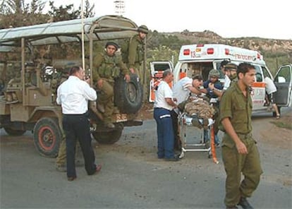 Un soldado israelí herido, que posteriormente falleció, es evacuado tras el intercambio de disparos en el sur de Líbano.