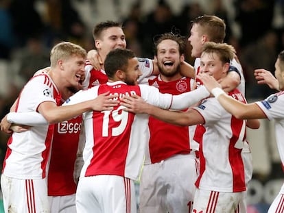 Los jugadores del Ajax celebran un triunfo en la Champions. 