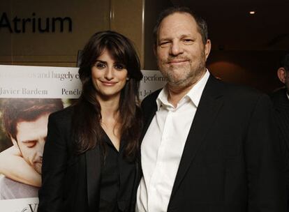 Penélope Cruz con Harvey Weinstein, el pasado enero en Londres, una semana antes de los premios Bafta.