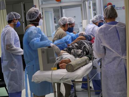 Paciente com covid-19 é transferido para a UTI em um hospital de São Paulo, no dia 17 de março.