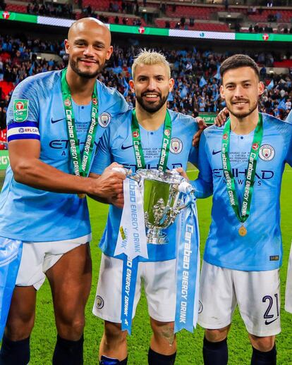 El Manchester City erigirá una estatua en las afueras del Etihad Stadium al español David Silva, al argentino Sergio 'Kun' Agüero y al belga Vicent Kompany por “su contribución incomparable al club y su transformación a lo largo de un total de trece años”, según ha anunciado el club inglés a través de su página web. El club británico ha confirmado que el escultor escocés Andy Scott (Glasgow, 1964) será el encargado de darles forma. El proceso de construcción de las estatuas comenzó en 2020 pero, debido a la pandemia, el escultor y los futbolistas solo pudieron comunicarse de manera virtual.