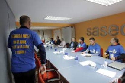 El comité de empresa de Felguera Melt, a su llegada a la reunión hoy en la sede del Servicio Asturiano para la Solución Extrajudicial de Conflictos (SASEC), en la que la dirección y los representantes sindicales volvieron a negociar después de varias semanas sin mantener contactos.