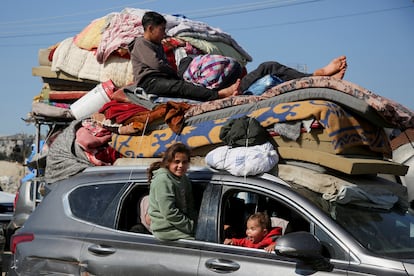 Palestinos desplazados al sur por orden de Israel durante la guerra regresan a sus hogares en el norte de Gaza, este lunes.