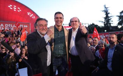 Pedro Sánchez con Pepu Hernández y Ángel Gabilondo en el cierre de campaña.