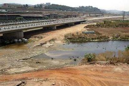 El cauce del río Llobregat soporta muchas infraestructuras. La fotografía muestra las obras del AVE.