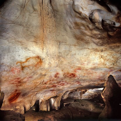 Panel de las manos, en la cueva de El Castillo (Cantabria). Una de las siluetas de una mano tiene al menos, 37.300 años y un disco rojo, 40.800. Son las pinturas rupestres más antiguas de Europa.
