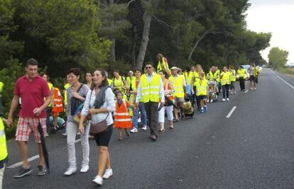 Padres y alumnos del colegio Lu&iacute;s Sant&aacute;ngel, de El Saler, caminan hacia la escuela por falta de transporte escolar.