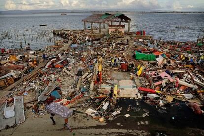 Dos hombres transportan un colchón en la isla de Tacloban, Leyte, Filipinas, 13 de noviembre de 2013.