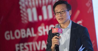 El vicepresidente del gigante chino del comercio electrónico Alibaba, Joe Tsai, da una rueda de prensa en la víspera de celebración del Día del Soltero, en Shenzhen (China).