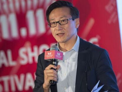 El vicepresidente del gigante chino del comercio electrónico Alibaba, Joe Tsai, da una rueda de prensa en la víspera de celebración del Día del Soltero, en Shenzhen (China).