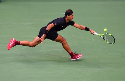 Rafael Nadal de España devuelve una pelota.