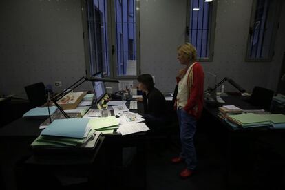 Soledad Puértolas con una correctora de textos de la editorial Siruela, en Madrid.