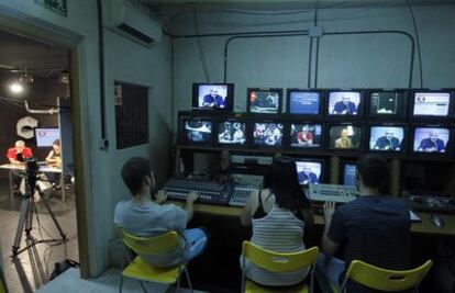 Estudiantes hacen prácticas en las instalaciones de Tele K, la televisión local de Vallecas.