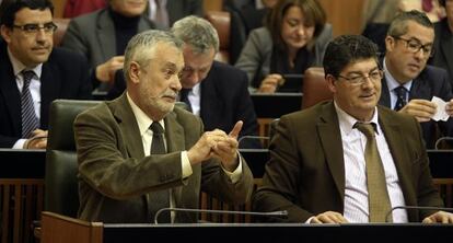 Jos&eacute; Antonio Gri&ntilde;&aacute;n y Diego Valderas, este mi&eacute;rcoles en el pleno del Parlamento.
