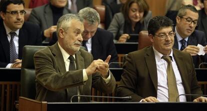 José Antonio Griñán y Diego Valderas, este miércoles en el pleno del Parlamento.