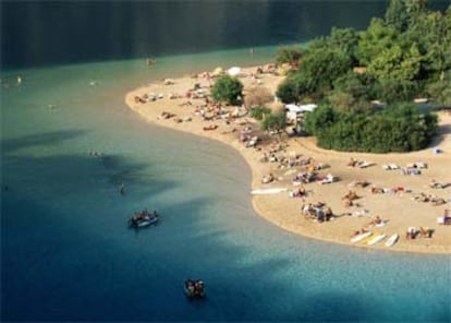 La costa licia, al suroeste de Turquía, esconde playas de ensueño. En la fotografía, el arenal de Olüdeniz.