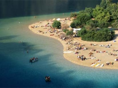 La costa licia, al suroeste de Turquía, esconde playas de ensueño. En la fotografía, el arenal de Olüdeniz.