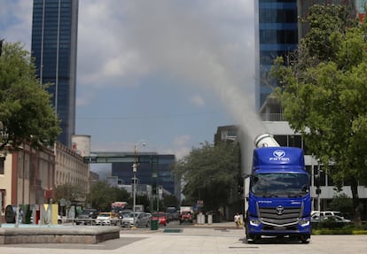 Un camión desinfecta las calles del centro de Monterrey (México).