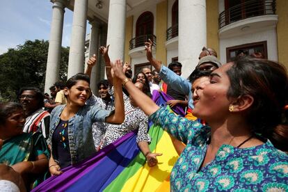 Miembros de la comunidad LGTB india celebran el fallo del Tribunal Supremo de la India sobre las relaciones homosexuales en Bangalore (India).