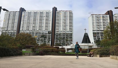 Alterlaa es un desarrollo residencial de renta limitada, o cooperativa, diseñado en Viena por Harry Glück y construido entre 1975 y 1986