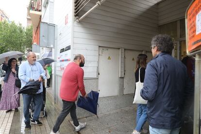 Votantes en Elche, en esta mañana lluviosa de domingo.