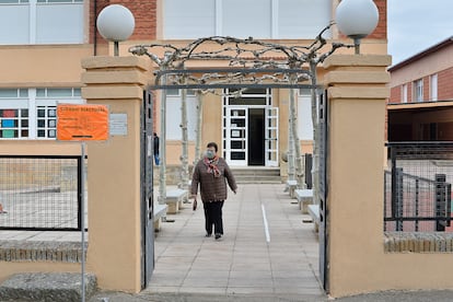 Una mujer sale de un colegio electoral en Burgo de Osma (Soria)