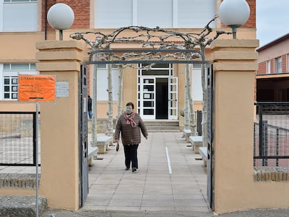 Una mujer sale de un colegio electoral en Burgo de Osma (Soria)