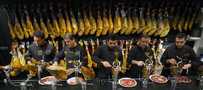 En Gourmet Ibérica, seis maestros cortan jamón a la vez.