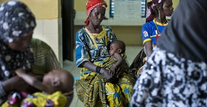 Mujeres nigerinas en el Centro de Recuperación y Educación Nutricional infantil de Madaoua.