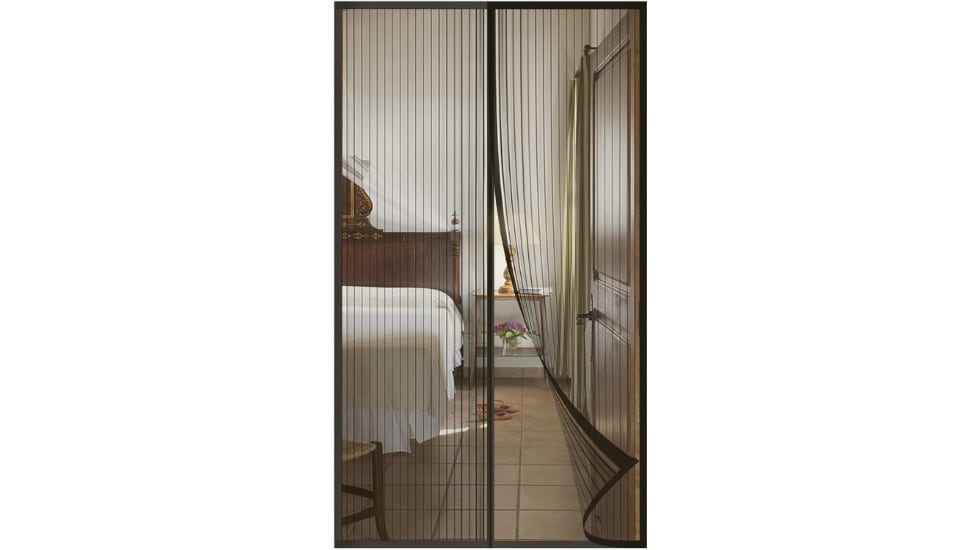 Vista de la mosquitera magnética para la puerta de la marca Diker.