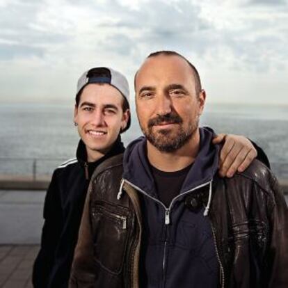 Pau Freixas y Àlex Monner, durante su encuentro en la playa de Barcelona.