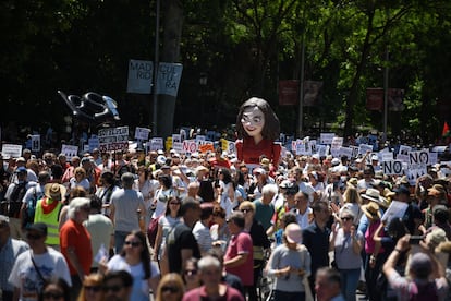 Decenas de personas durante una manifestación por la sanidad pública y contra la política sanitaria del Gobierno de Ayuso, a 25 de mayo de 2025, en Madrid.