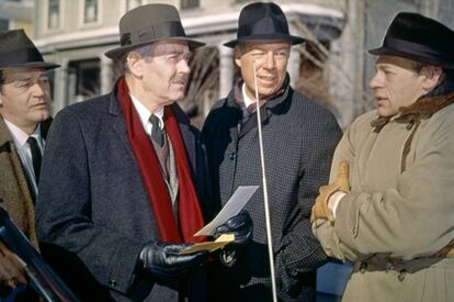 Los actores Henry Fonda y George Kennedy, durante el rodaje de la película 'El estrangulador de Boston, en 1968.