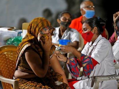 Una mujer recibe una dosis de la vacuna Covishield en un refugio nocturno para personas sin hogar en Ahmedabad, India, el 10 de agosto de 2021.