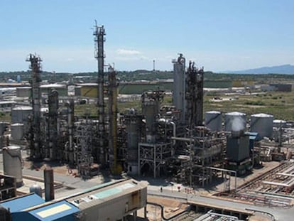 Instalaciones de la empresa Industrias Químicas del Oxido de Etileno (Iqoxe) en La Canonja (Tarragona).