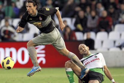 El jugador del Espanyol Osvaldo cae ante una entrada de Colsa.