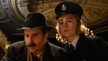 Sam Rockwell y Saoirse Ronan, en 'Mira cómo corren'.