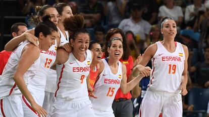 Laura Nicholls, izquierda, festeja con sus compañeras el pase a la final.