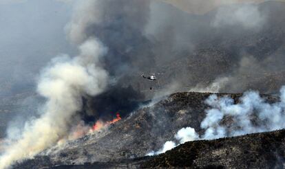 Un helicptero preparado para echar agua en un rea devastada por las llamas cerca del Parque Estatal de Point Mugu, California.