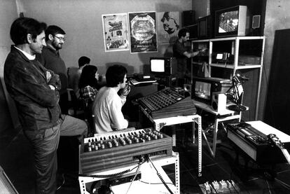 A la izquierda, Basilio Martín Patino y José Luis García Sánchez en una sala de montaje en 1984.