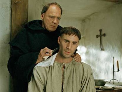 Bruno Ganz, a la izquierda, y Joseph Fiennes, en un fotograma de <i>Lutero.</i>