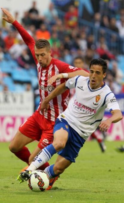 José da Silva, del Zaragoza, disputa un balón con Lejeun, del Girona.