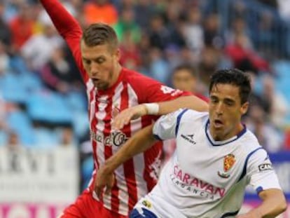 José da Silva, del Zaragoza, disputa un balón con Lejeun, del Girona.