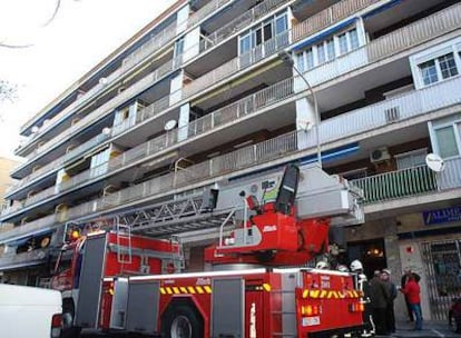 Un camión de bomberos ante el edificio en el que se ha registrado el incendio.